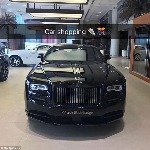 Cuộc sống khó khăn của hội con nhà giàu: Nhà hết nước phải tưới cây bằng champagne, nhiều xe xịn không biết chọn gì đi học